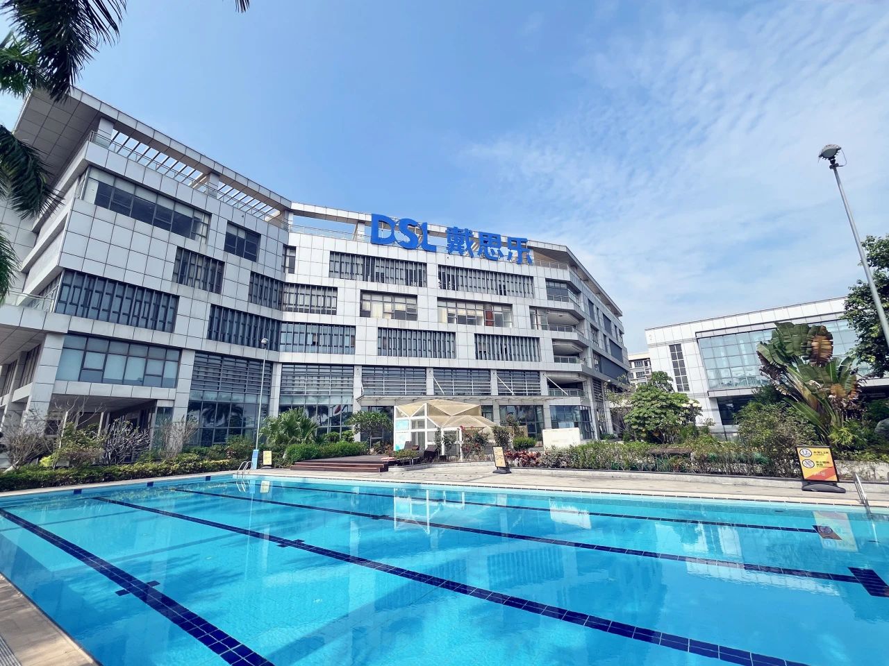 游泳池水底機(jī)器人,泳池水底機(jī)器人,智能游泳池水底機(jī)器人
